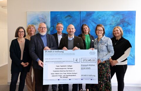 Freuen sich über die große Spendensumme (von links nach rechts): Dagmar Baake, Beatrixe Linder, Karsten Stork, Ulrich Winkel, Dr. Marc Bächli, Tanja Kranz, Désirée Unger, Claudia Brosius. Foto: ROMIUS Stiftung